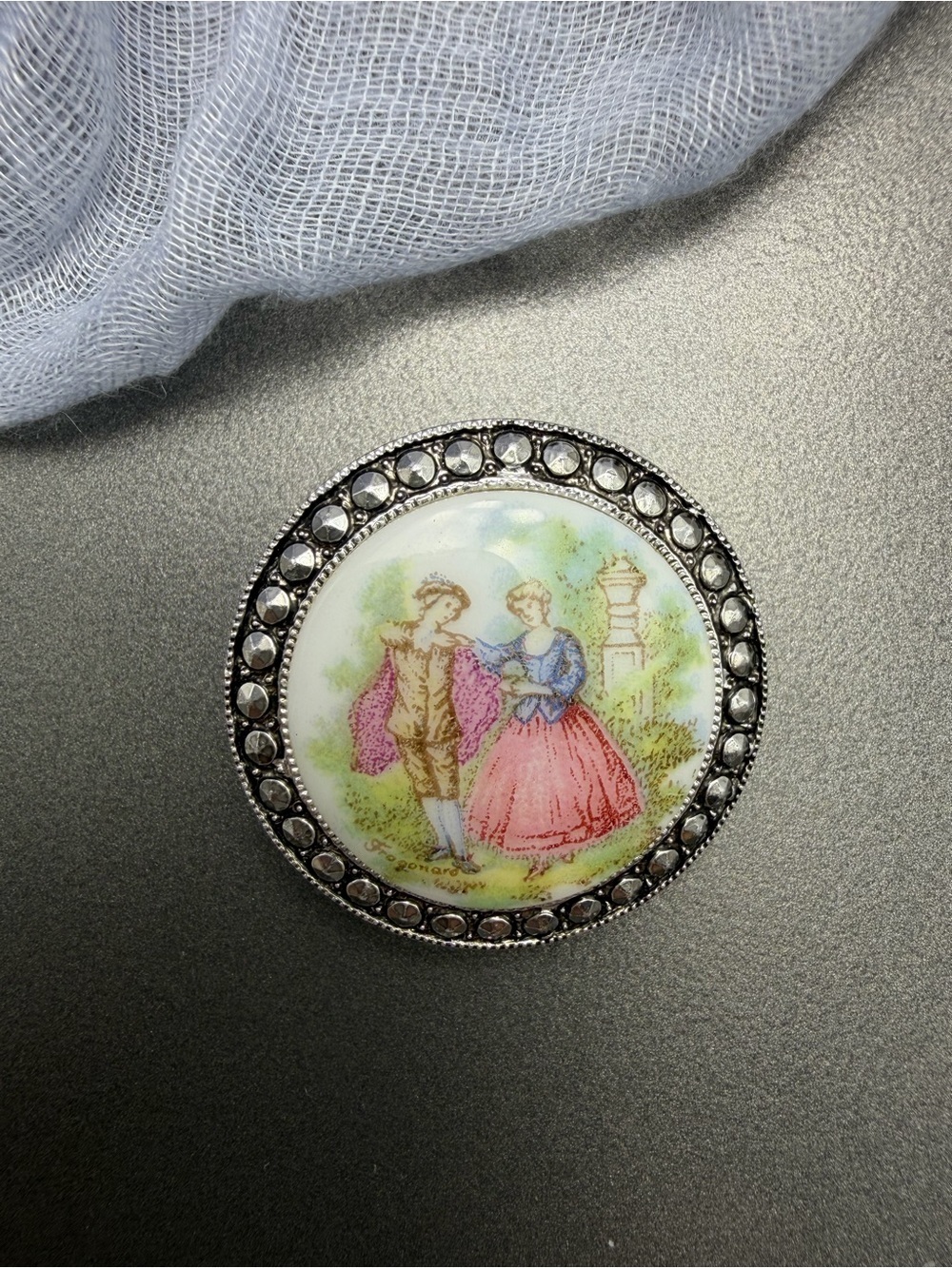 🙈2/$40 Vintage Courting Couple Scarf Clip
